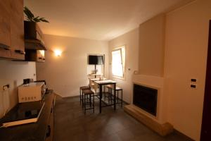 Una sala de estar con chimenea y una mesa y sillas. en Azienda Vitivinicola Ca' Manin, en Vo Euganeo 8 fotos más