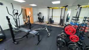 Fitness centrum a/nebo fitness zařízení v ubytování Apartamento duplex em Itaipava com vaga