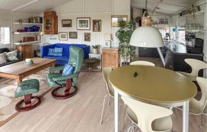 una sala de estar con una mesa y sillas en 3 Bedroom Gorgeous Home In Assens, en Assens