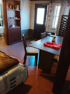 a living room with a table and chairs and a bed at Alojamiento Neres in Salto