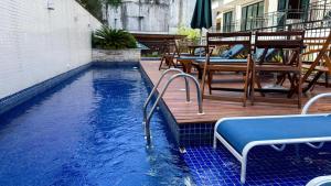 Bazén v ubytování Apartamento duplex em Itaipava com vaga nebo v jeho okolí