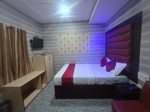 Ένα ή περισσότερα κρεβάτια σε δωμάτιο στο Hotel Shimla Inn