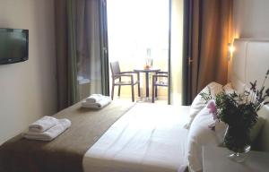 Ein Bett oder Betten in einem Zimmer der Unterkunft Aphrodite Samos Suites