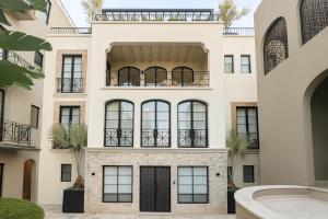 ein großes weißes Gebäude mit schwarzen Fenstern in der Unterkunft Luxury Condos I Parroquia View & Rooftop Jacuzzi I Paseo del Centro Condominio Boutique in San Miguel de Allende
