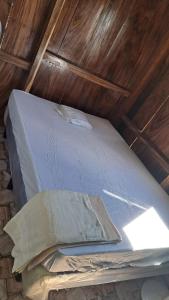 una cama en una habitación con techo de madera en Memo's Cabañas, en Tamanique 12 fotos más