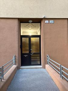 una puerta negra en un edificio con una escalera en Comfy - Old town apartment Bratislava, en Staré Mesto