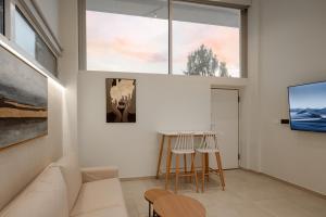 un soggiorno con un divano e un tavolo di South Metro Loft ad Atene