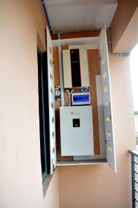 una piccola cucina con fornelli e frigorifero di Posh Modern Ikeja 2 Bedroom a Ikeja