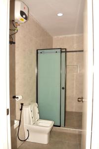 e bagno con servizi igienici e cabina doccia in vetro. di Posh Modern Ikeja 2 Bedroom a Ikeja