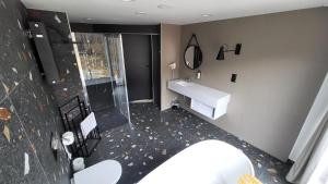 ein Badezimmer mit Waschbecken und Dusche in der Unterkunft Apartament Słoneczny z aneksem Biała Perła Czarna Góra in Heudorf