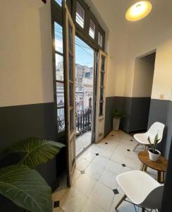 una camera con una grande finestra e un tavolo con sedie di Hostel Punto Andino Salta a Salta