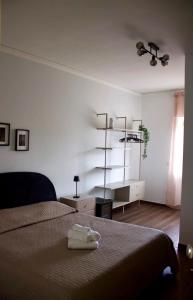 een slaapkamer met een bed, een dressoir en een plank bij Sostal5 in Chiubbica