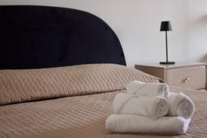 a pile of towels sitting on top of a bed at Sostal5 in Chiubbica