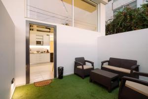 Camera piccola con due sedie e un tavolo di South Metro Loft ad Atene