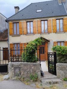 Το κτήριο όπου στεγάζεται  η παραθεριστική κατοικία