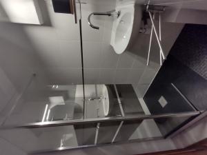 Un baño con un urinario y un inodoro. en Gite Iza, en Lormes 26 fotos más