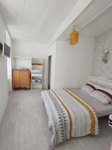 Un dormitorio con una cama y una lámpara de araña en Gite Iza, en Lormes