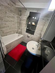 Un baño de Modern 3BR Home 45 fotos más