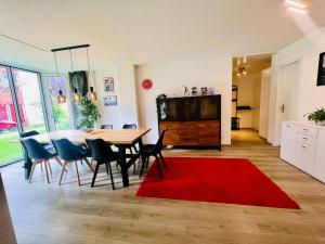 Una televisión o centro de entretenimiento en Modern 3BR Home