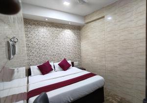 Ένα ή περισσότερα κρεβάτια σε δωμάτιο στο Hotel Shimla Inn +7 φωτογραφίες