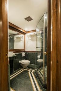 Ένα μπάνιο στο Hotel Kwality Regency