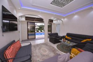 Μια τηλεόραση ή/και κέντρο ψυχαγωγίας στο Villa Route de Fes in Marrakesh