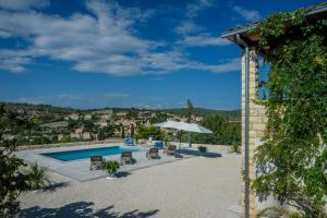 Bazén v ubytování Family friendly house with a swimming pool Bobovisca, Brac - 21663 nebo v jeho okolí