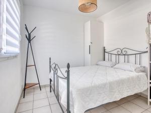 a bedroom with a bed and a tripod in it at Charmant T2 avec terrasse, climatisation et WIFI - Quartier résidentiel à Biscarrosse - FR-1-521-217 in Biscarrosse