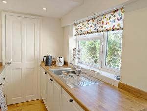 Kuchyň nebo kuchyňský kout v ubytování Leaview, Midhurst + 9 fotografií