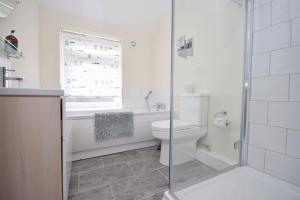 Koupelna v ubytování Leaview, Midhurst