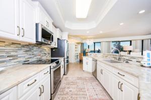 Η κουζίνα ή μικρή κουζίνα στο Phoenix on the Bay 1201 condo