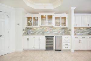 Η κουζίνα ή μικρή κουζίνα στο Phoenix on the Bay 1201 condo