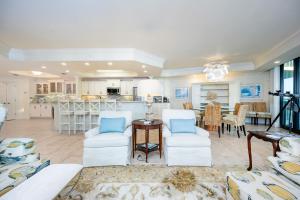 Χώρος καθιστικού στο Phoenix on the Bay 1201 condo +51 φωτογραφίες