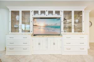 Μια τηλεόραση ή/και κέντρο ψυχαγωγίας στο Phoenix on the Bay 1201 condo