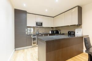 Η κουζίνα ή μικρή κουζίνα στο Hestia Travel Colindale