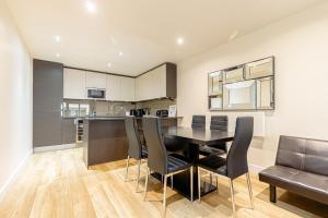 Η κουζίνα ή μικρή κουζίνα στο Hestia Travel Colindale