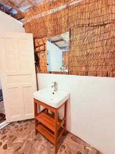 Ένα μπάνιο στο Sweet Jungle Bungalows