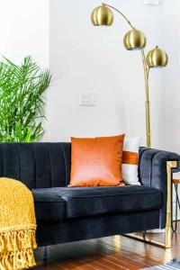 Istumisnurk majutusasutuses Jungle House Columbus Sleep 16 Downtown Ohio Free Parking - Walk to Convention Center & Nationwide Arena - 2BR Short North Luxury Home - Over 5,800 Five Star Stays