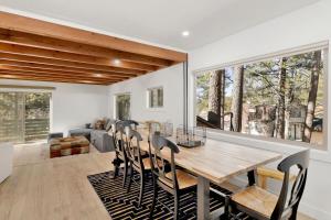 ein Esszimmer mit einem Holztisch und Stühlen in der Unterkunft Vista Pines at Big Bear Lake– Your Ultimate Mountain Escape in Big Bear Lake
