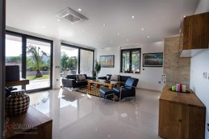 ein Wohnzimmer mit Tisch und Stühlen in der Unterkunft Luxury villa with a swimming pool Dolinci, Crikvenica - 13914 in Grižane