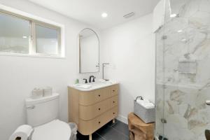 ein Badezimmer mit Toilette, Waschbecken und Dusche in der Unterkunft Vista Pines at Big Bear Lake– Your Ultimate Mountain Escape in Big Bear Lake + 20 Fotos