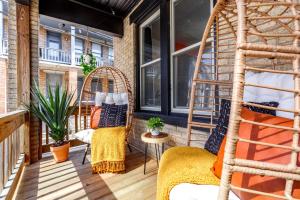 Rõdu või terrass majutusasutuses Jungle House Columbus Sleep 16 Downtown Ohio Free Parking - Walk to Convention Center & Nationwide Arena - 2BR Short North Luxury Home - Over 5,800 Five Star Stays