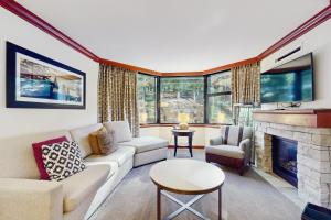 TV a/nebo společenská místnost v ubytování Everline Resort and Spa #333