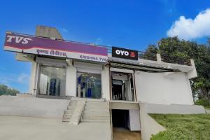 a white building with a tvs store in front at SPOT ON RED DIAMOND HOTEL & SWEET RESTAURANT in Phāphāmau