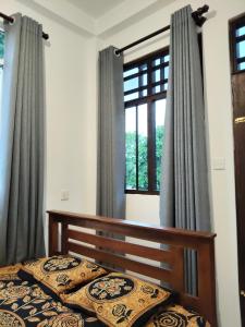 Un dormitorio con una cama y una ventana con cortinas. en Galhena Apartments, en Tangalle 56 fotos más