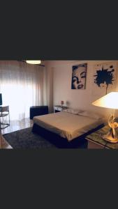 une chambre avec un lit et une table avec une lampe dans l'établissement Casa Vacanze Piazza Europa, à Milazzo