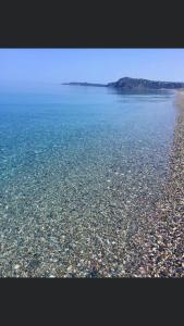 une grande étendue d'eau avec une plage rocheuse dans l'établissement Casa Vacanze Piazza Europa, à Milazzo