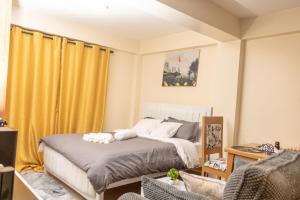 Giường trong phòng chung tại JAS Stays