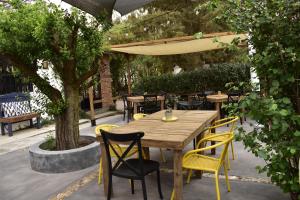 uma mesa de madeira e cadeiras num jardim em Finca del Pomar em Acatlán