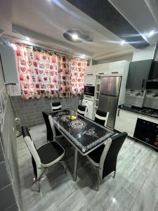 Η κουζίνα ή μικρή κουζίνα στο Appartement f4 bordj elbahri